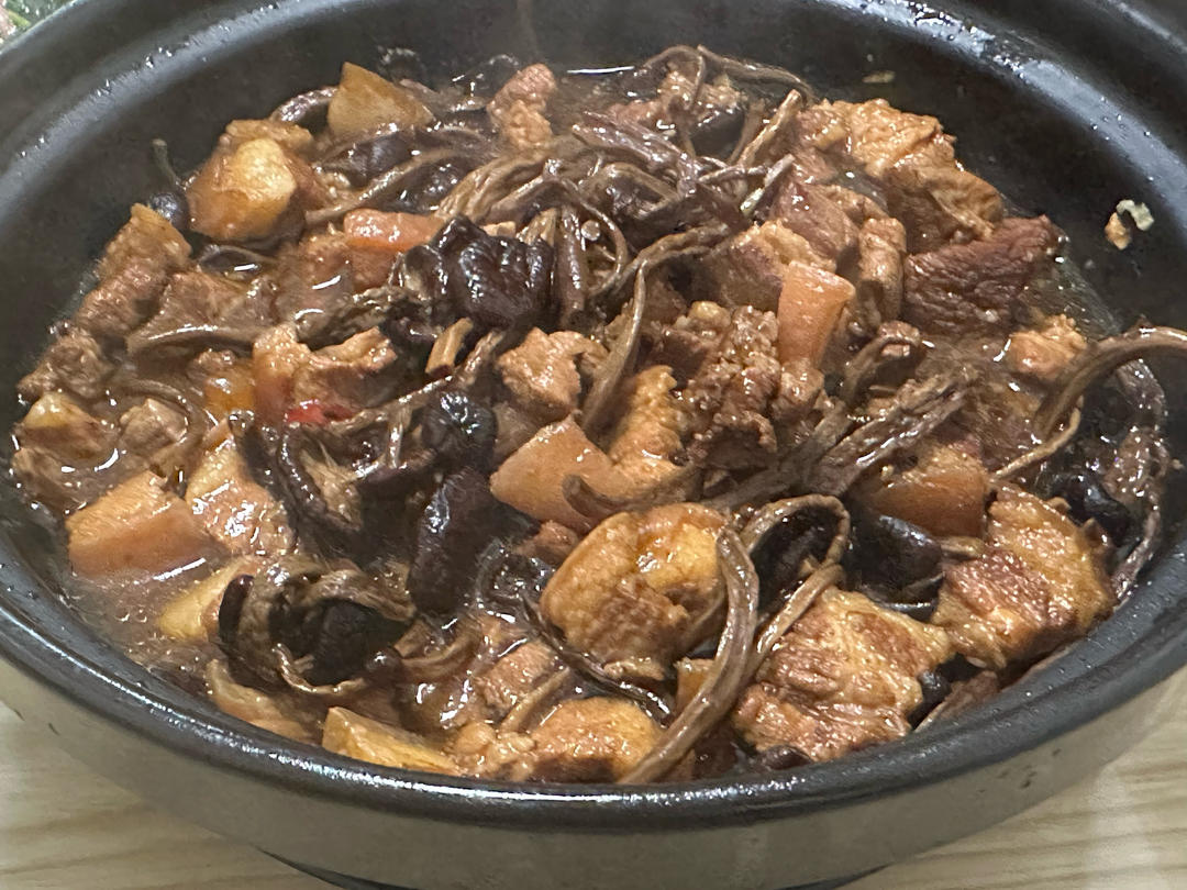 五花肉干锅茶树菇