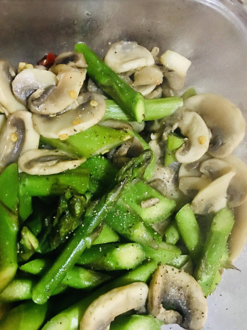 芦笋炒蘑菇