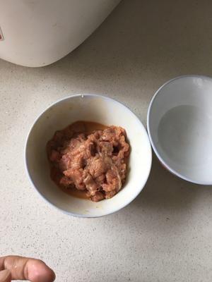胡萝卜牛肉粥的做法 步骤2