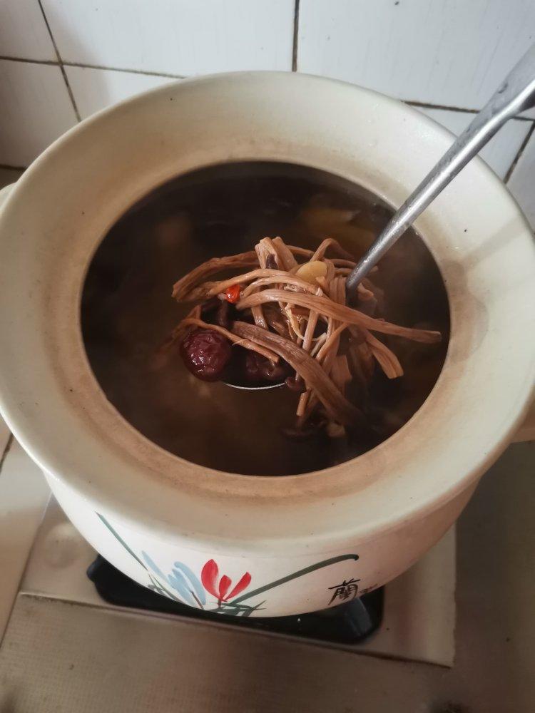 茶树菇煲鸡汤