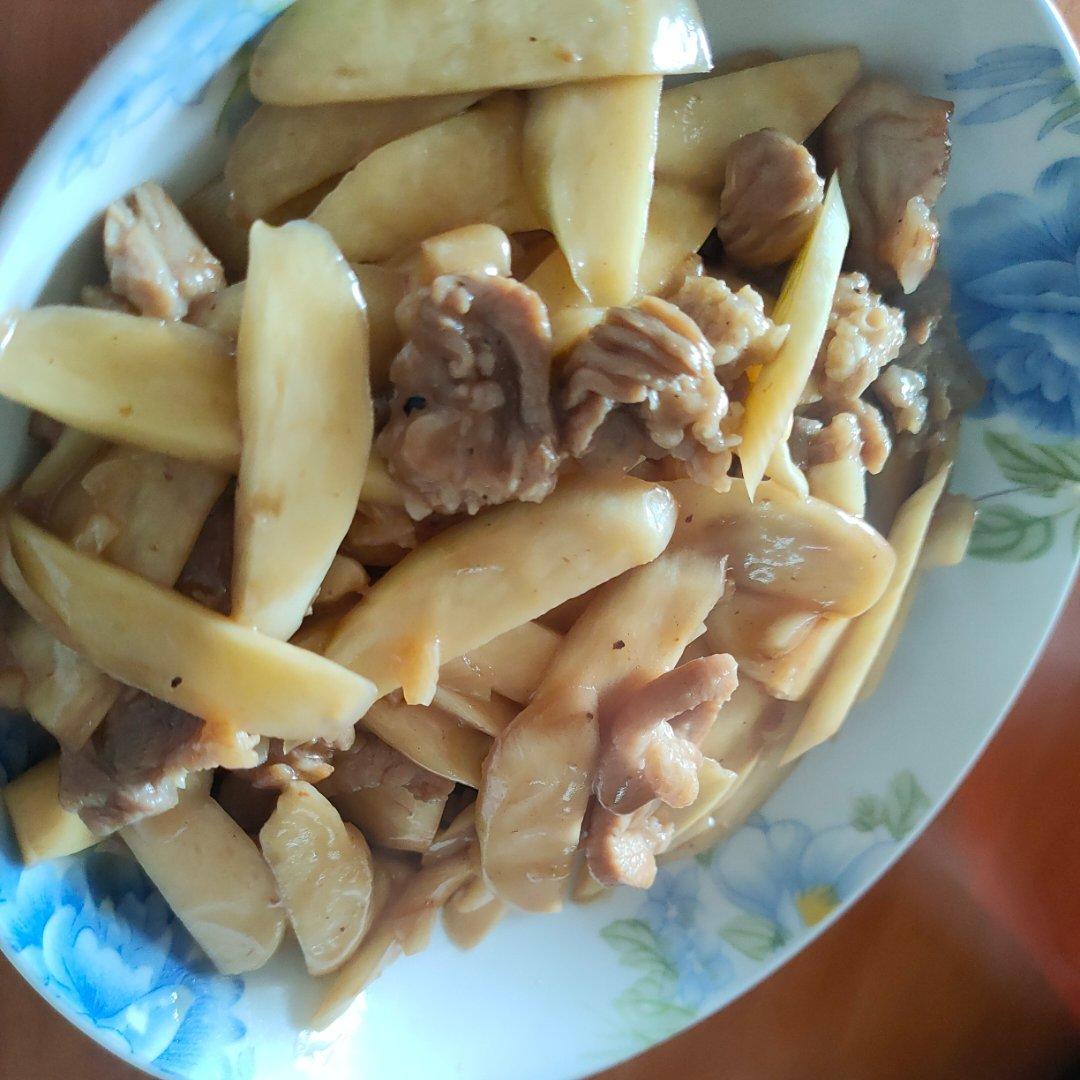 猪颈肉炒茭白