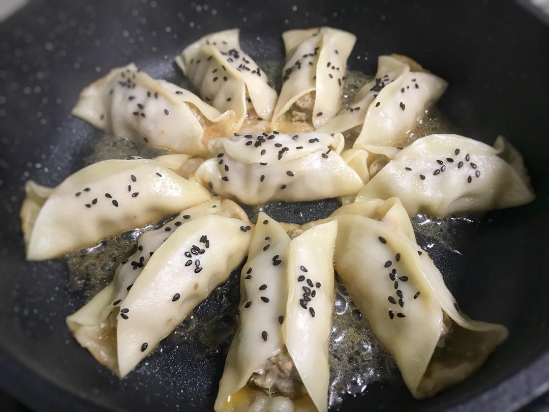 百变饺子皮～香煎槐花牛肉锅贴