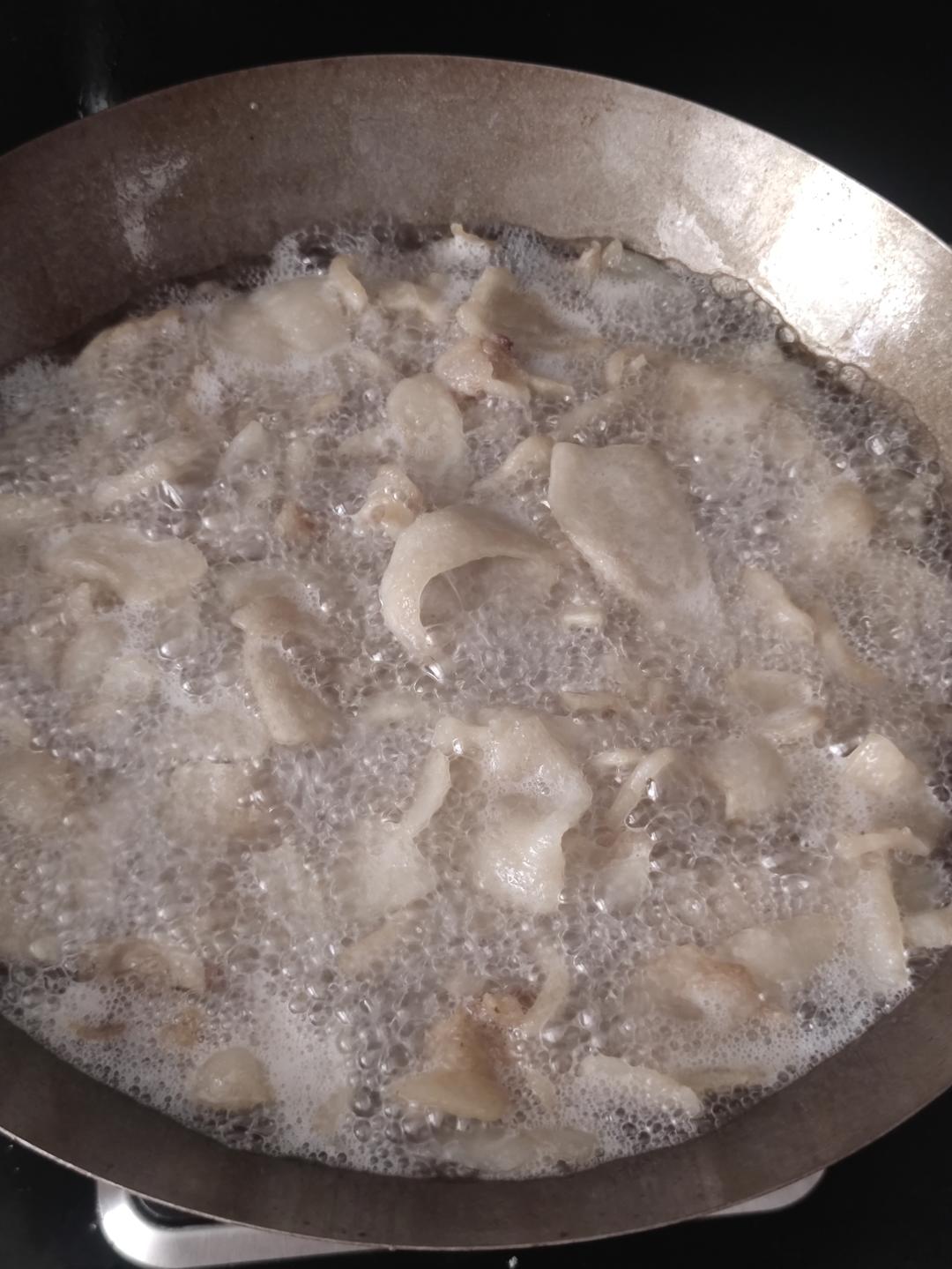 熬猪油（肥肉版）猪油渣炒来很好吃哦～