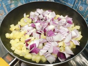 快手菜界的下饭利器2👉🏼洋葱土豆肥牛卷的做法 步骤4