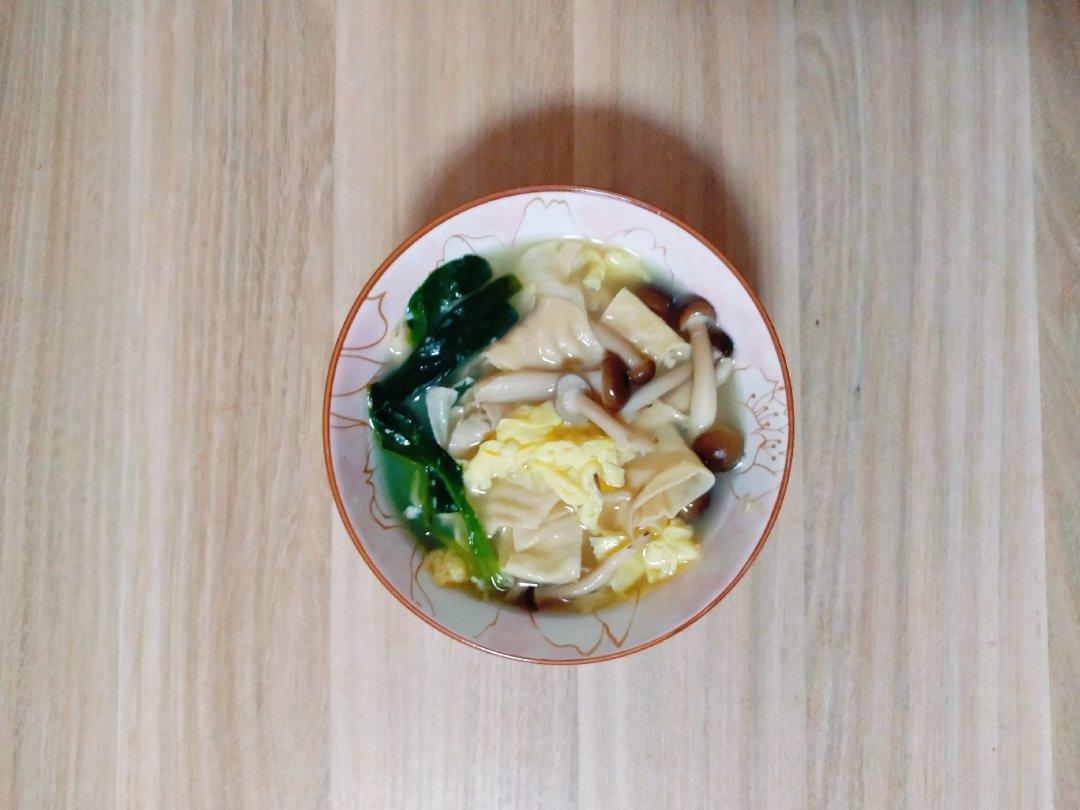 豆丝蟹味菇鸡蛋汤