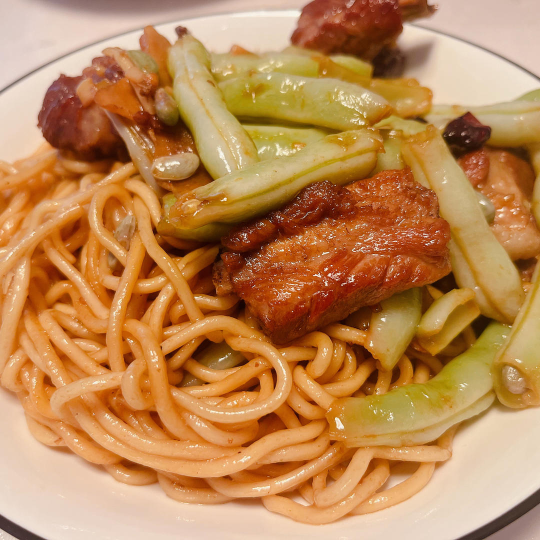 曼食慢语丨排骨豆角焖面