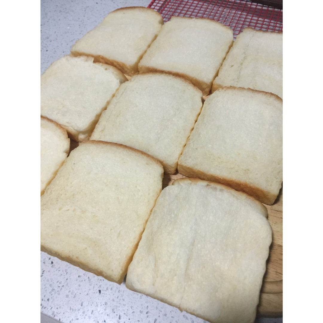 蛋白奶油吐司