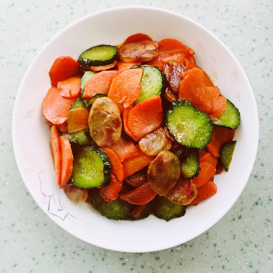 辣香肠炒什锦蔬菜（杏鲍菇、胡萝卜、黄瓜、香肠）