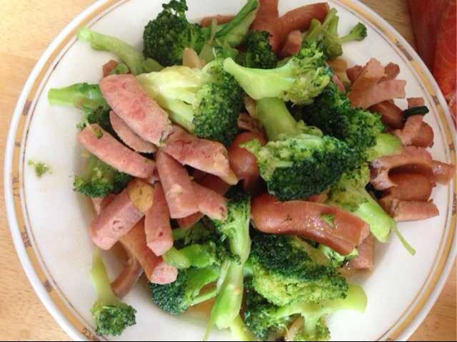 蒜香西兰花炒脆皮肠