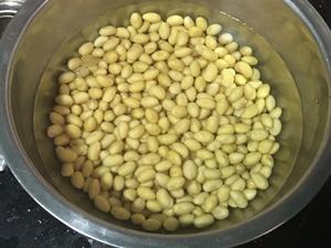 超简单味道棒棒哒的 黄豆焖排骨的做法 步骤1