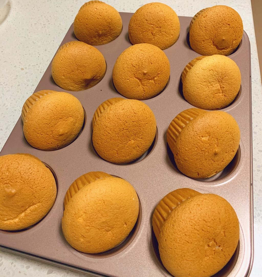 不皱不裂圆润饱满原味戚风纸杯蛋糕