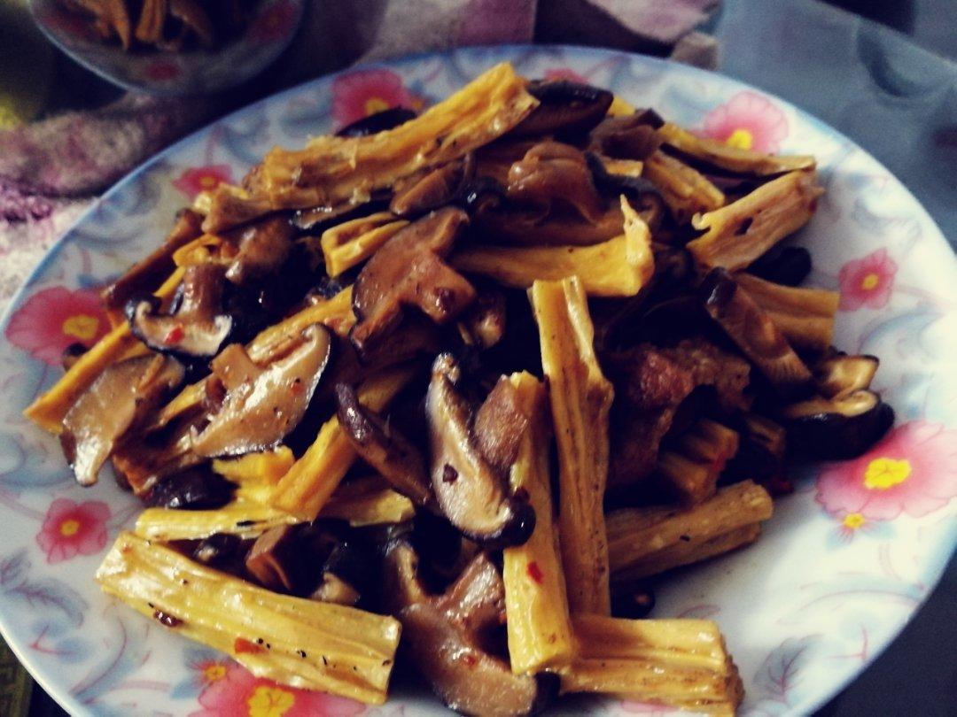 炒三素：腐竹香菇炒胡萝卜