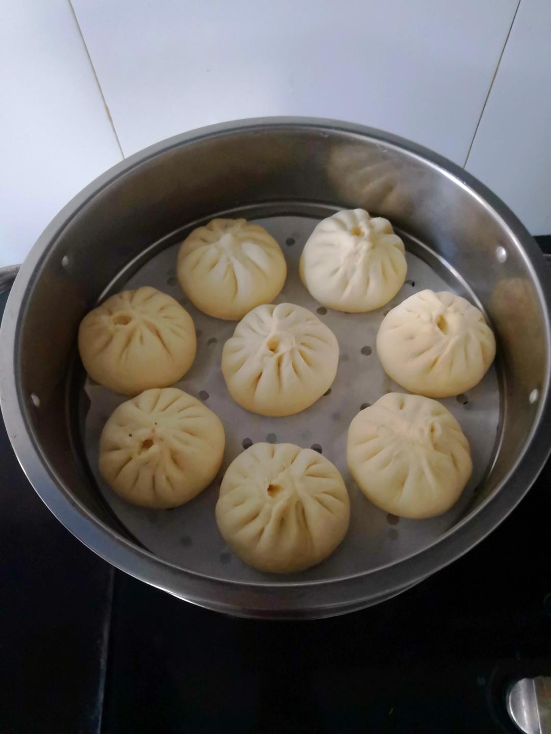 松软多汁的肉包子