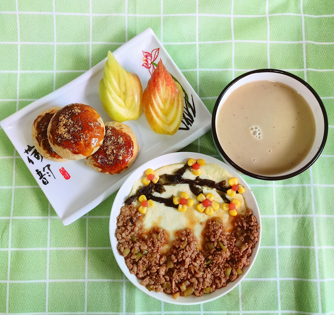 今日早餐：山水花蒸蛋，绿豆银耳米糊，椒盐花生酥饼，苹果