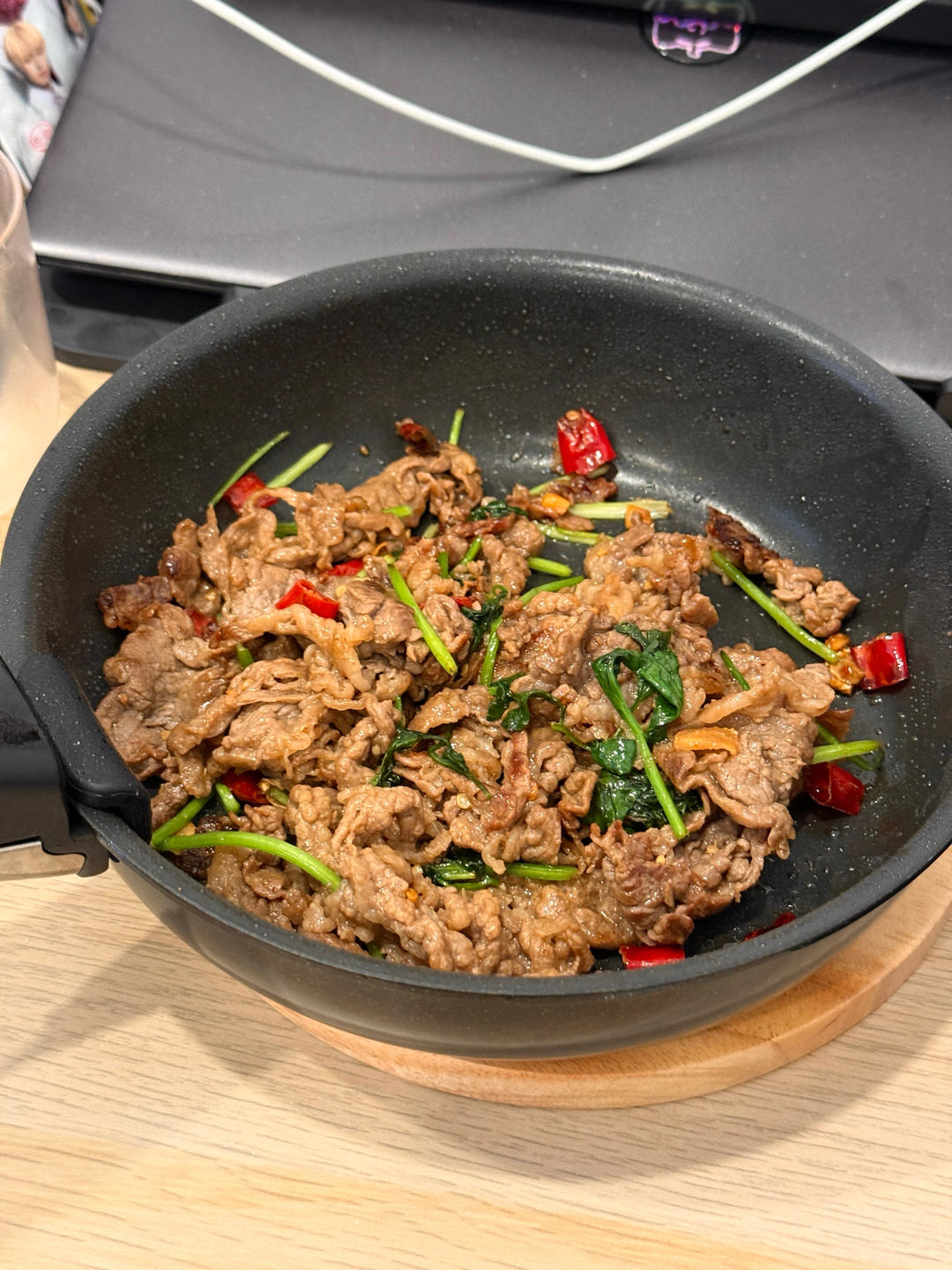 香菜炒牛肉，香辣下饭，爱吃香菜的朋友看过来，拌饭绝了