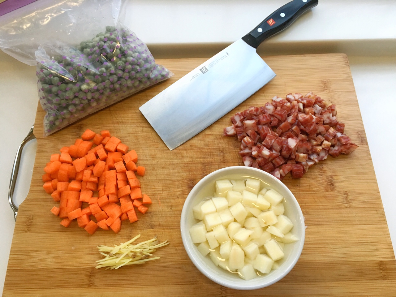 铸铁锅版土豆香肠焖饭的做法 步骤1