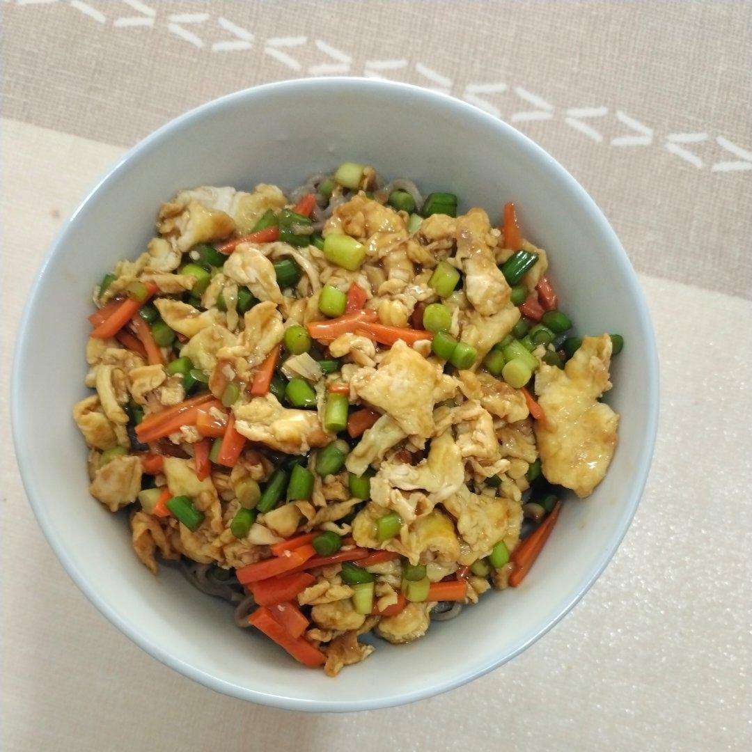 又来撸面🍜啦「蒜薹鸡蛋打卤面」