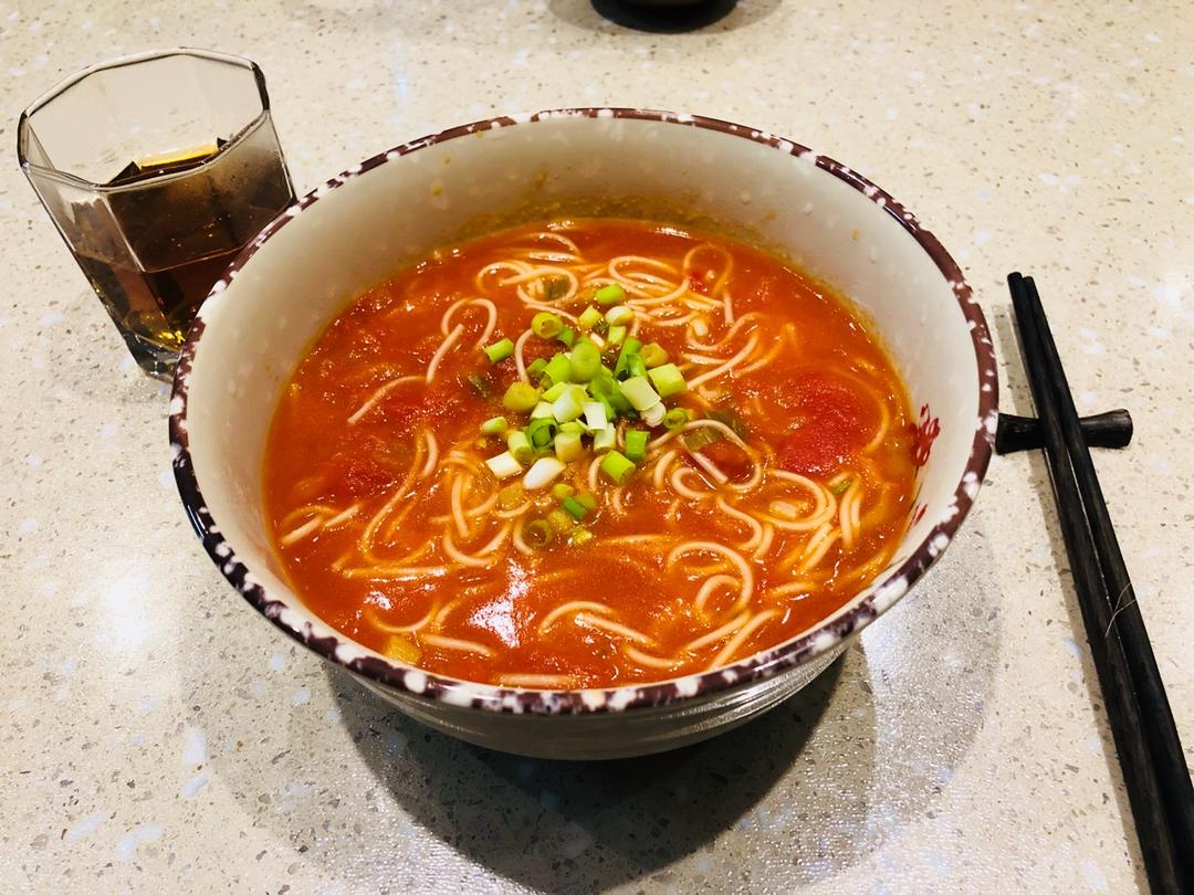 橘子皮是个宝做的最家常的普通汤面——西红柿鸡蛋龙须面
