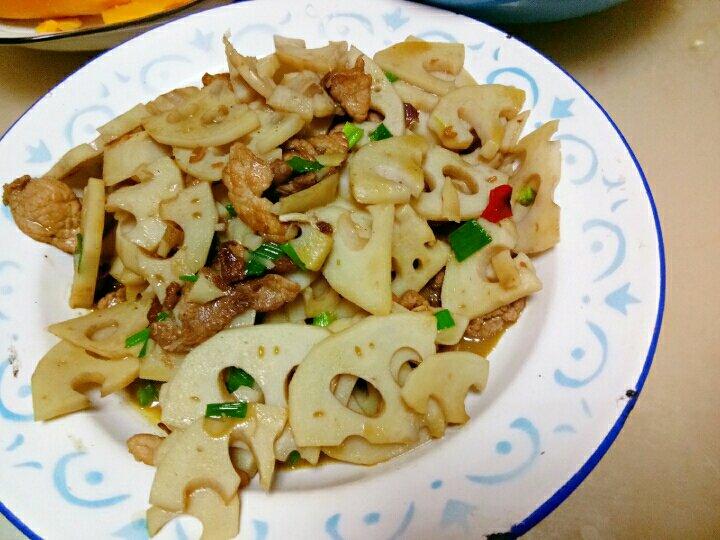 莲藕炒肉。