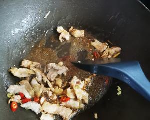 平菇蒜苗炒肉的做法 步骤6
