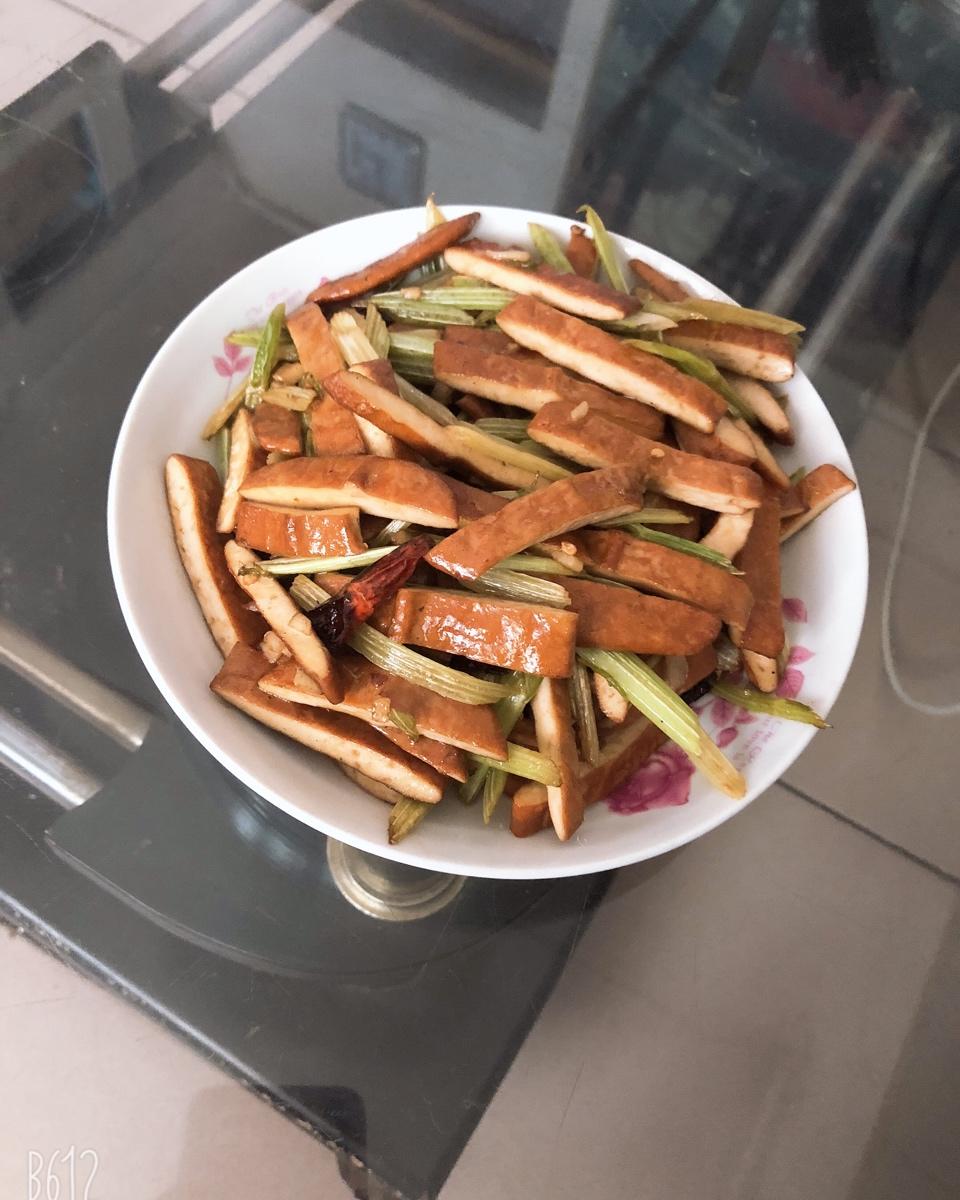 快手妈妈菜 芹菜炒香干居然这么好吃，做法简单，营养又健康