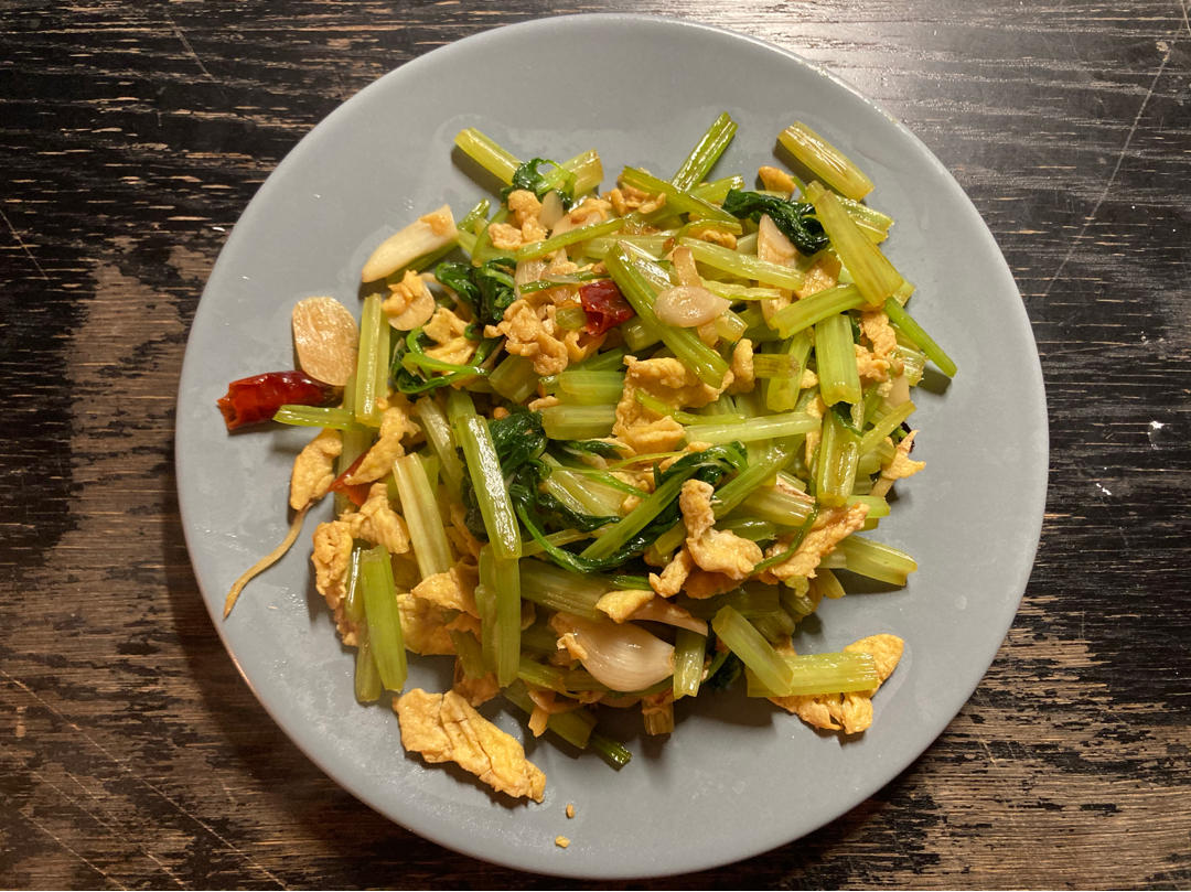 芹菜炒鸡蛋(超级简单的快手菜呀~)