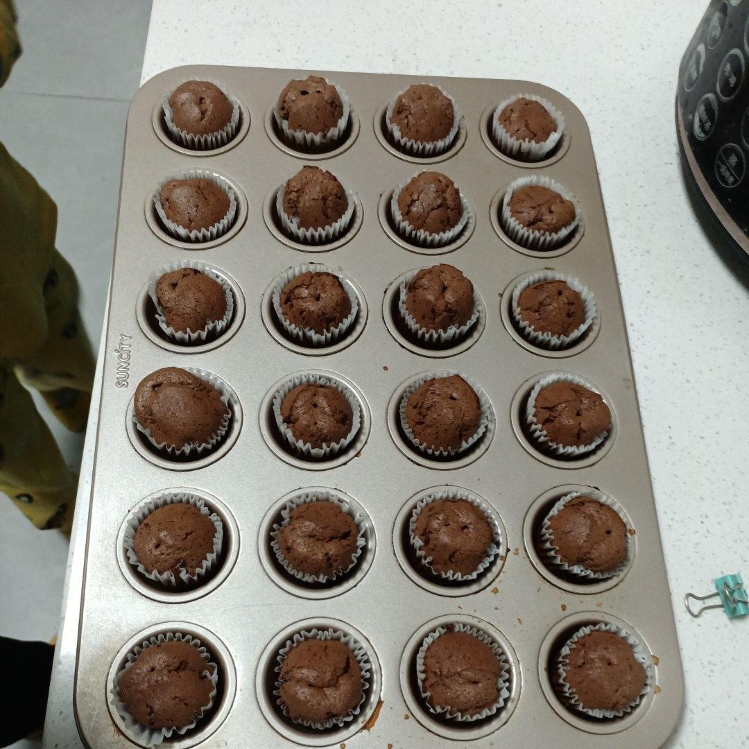 不开裂不回缩，零失败的可可海绵纸杯蛋糕