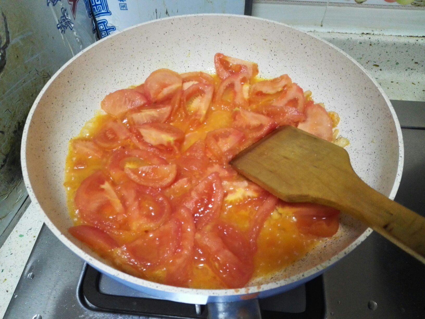 快手美味——番茄蛋海米粉丝汤的做法 步骤2