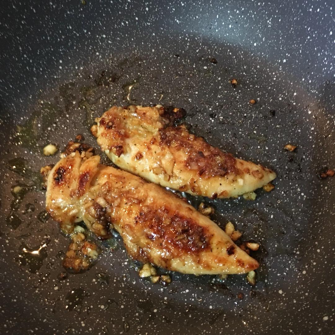酷炫屌炸天好吃的煎鸡胸肉（香蒜蜂蜜煎鸡胸肉）