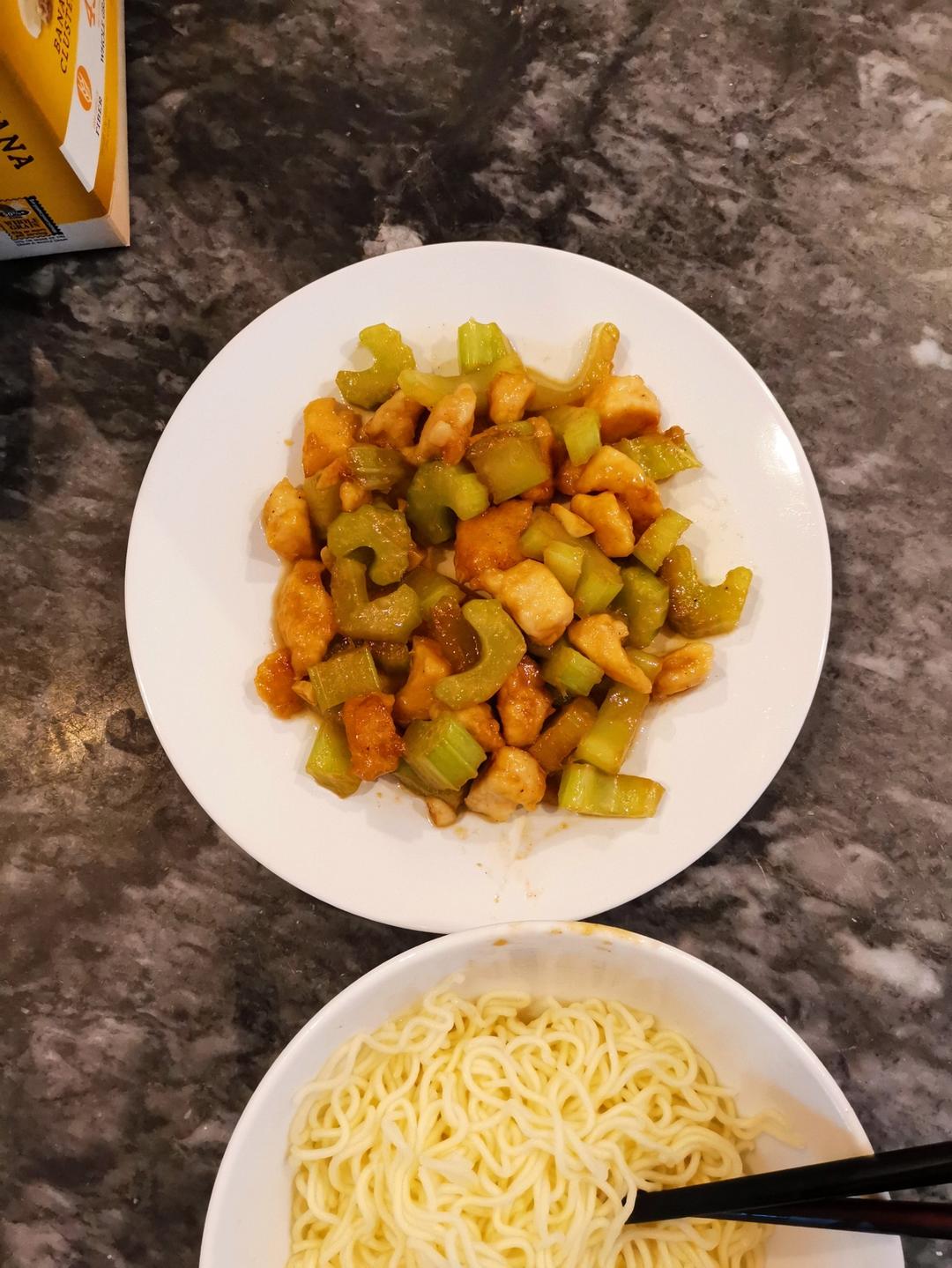芹菜炒鸡胸【减脂快手】