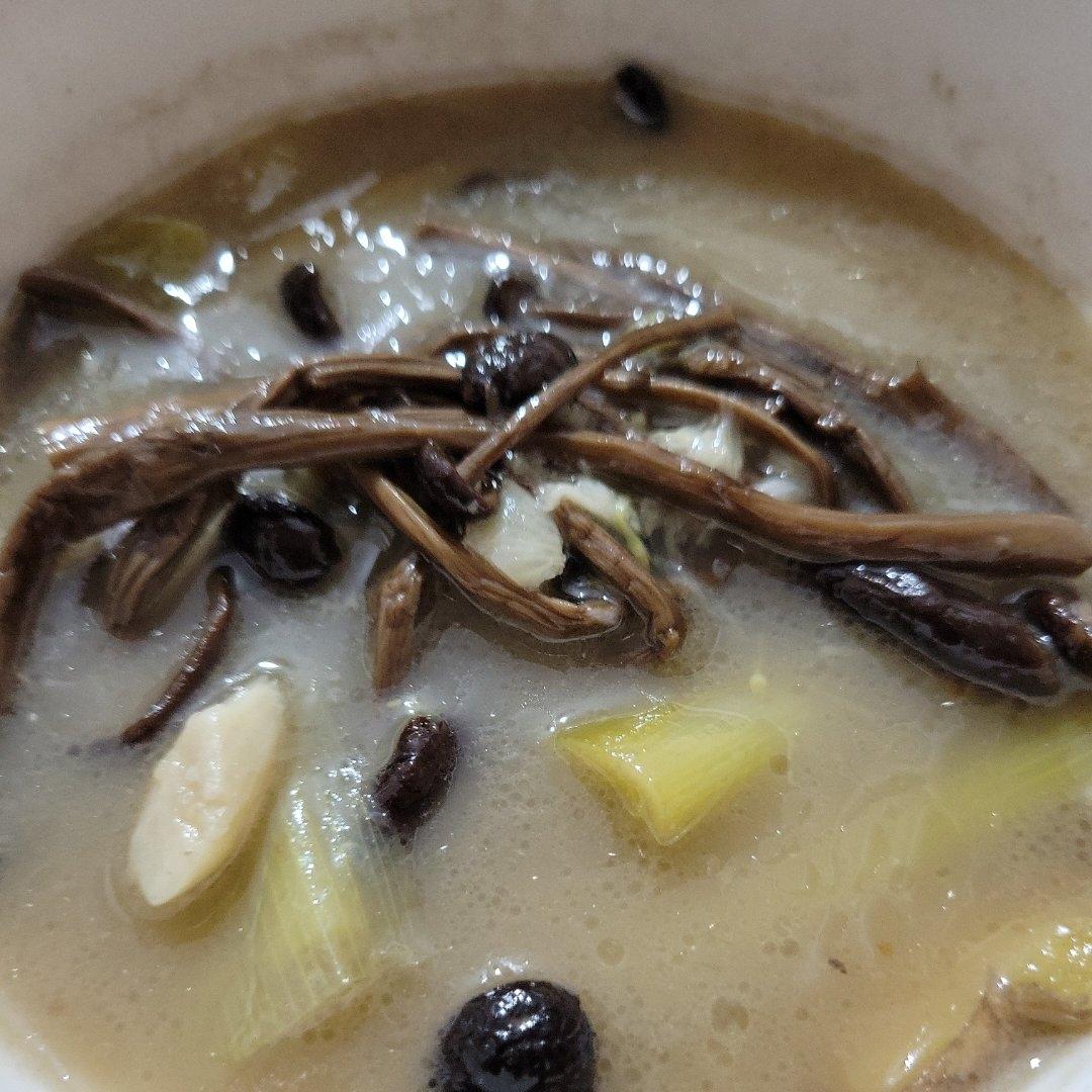 茶树菇排骨汤（营养靓汤）