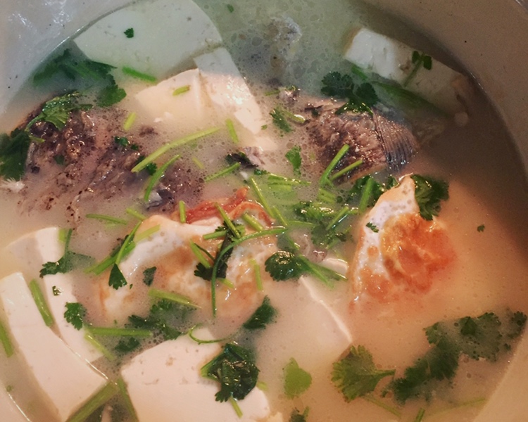 海鲈鱼汤 sea bass soup with tofu and fried egg