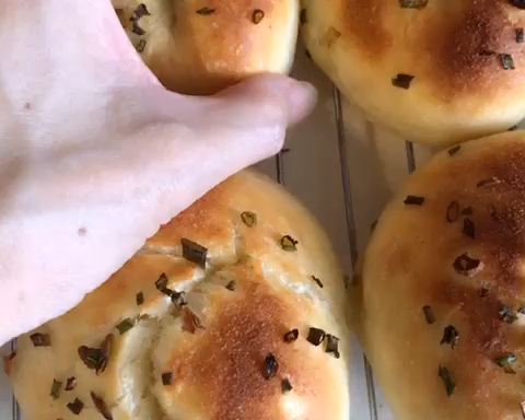 免揉！外焦里松的蒜蓉小面包的做法 步骤21