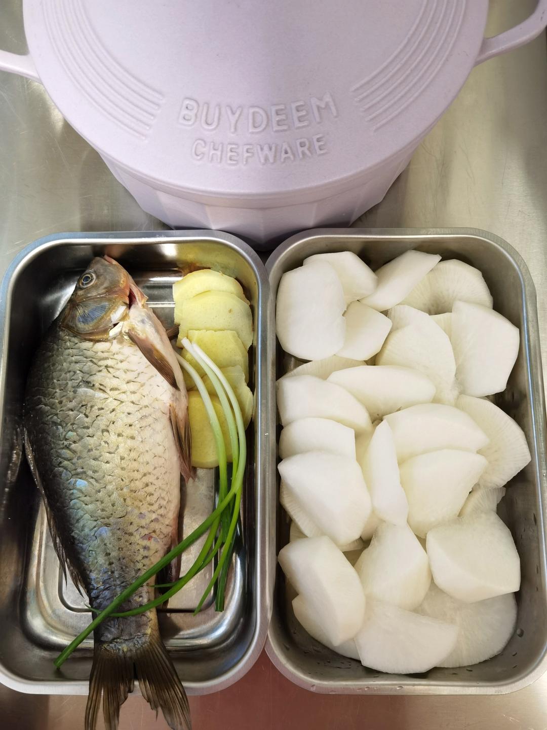 鲫鱼萝卜汤【10月北鼎珐琅锅食谱】