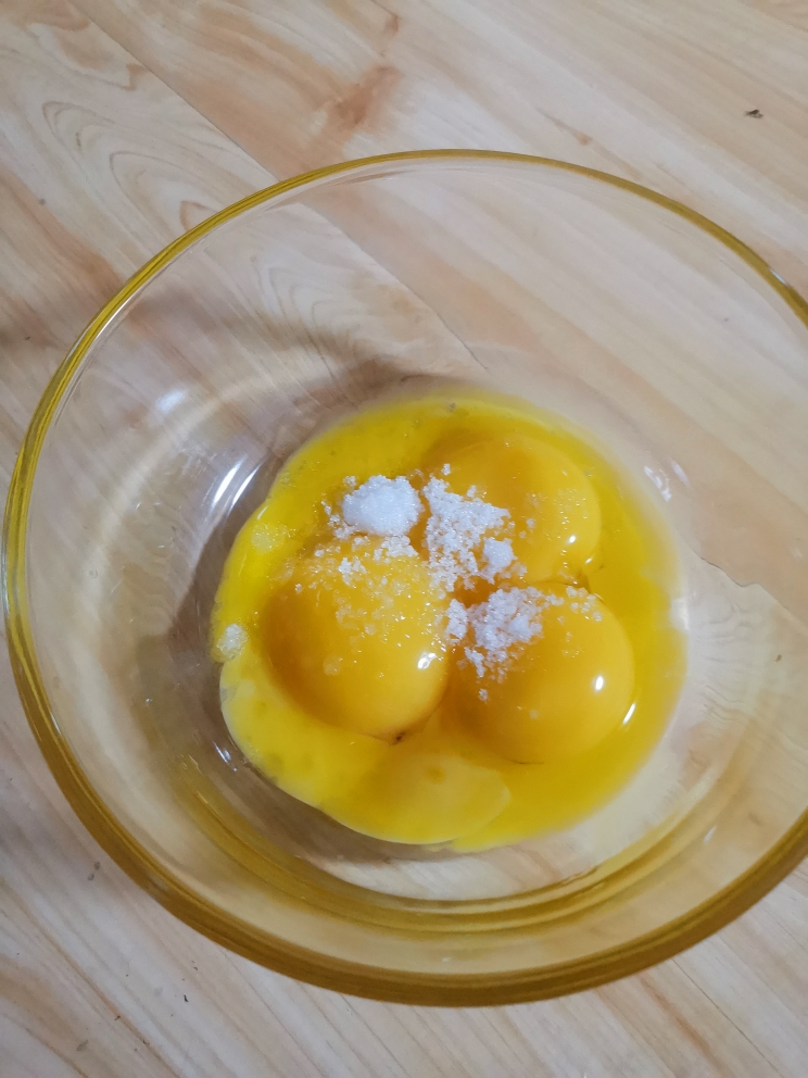 无添加剂的纯蛋黄溶豆的做法 步骤1