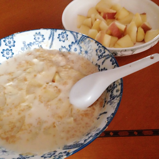 牛奶苹果燕麦粥