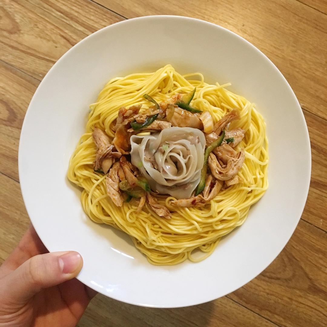 拍照党会喜欢的辣汁鸡丝拌面
