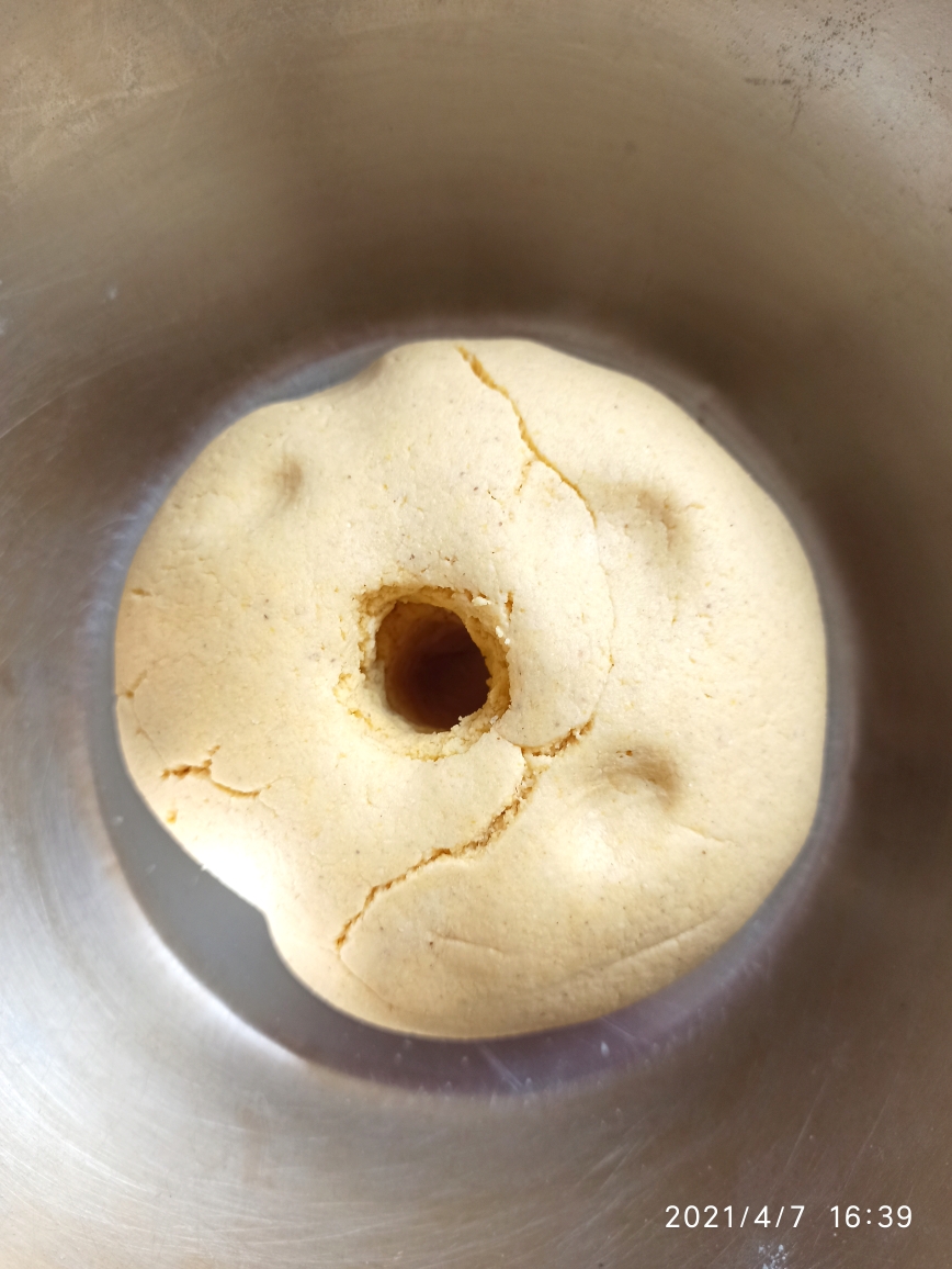 简单快手:水煎玉米饼（不用案板）的做法 步骤2