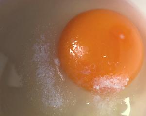 蛋葱香煎小馒头的做法 步骤2