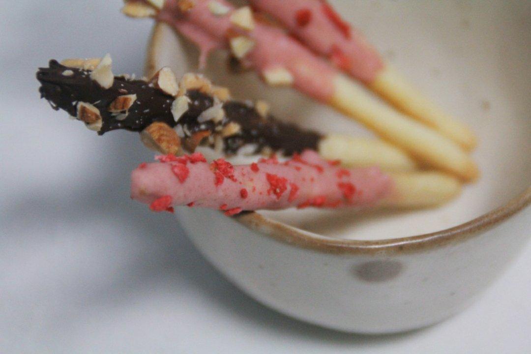 草莓百奇棒（经典小零食草莓pocky也能在家轻松做哦~）