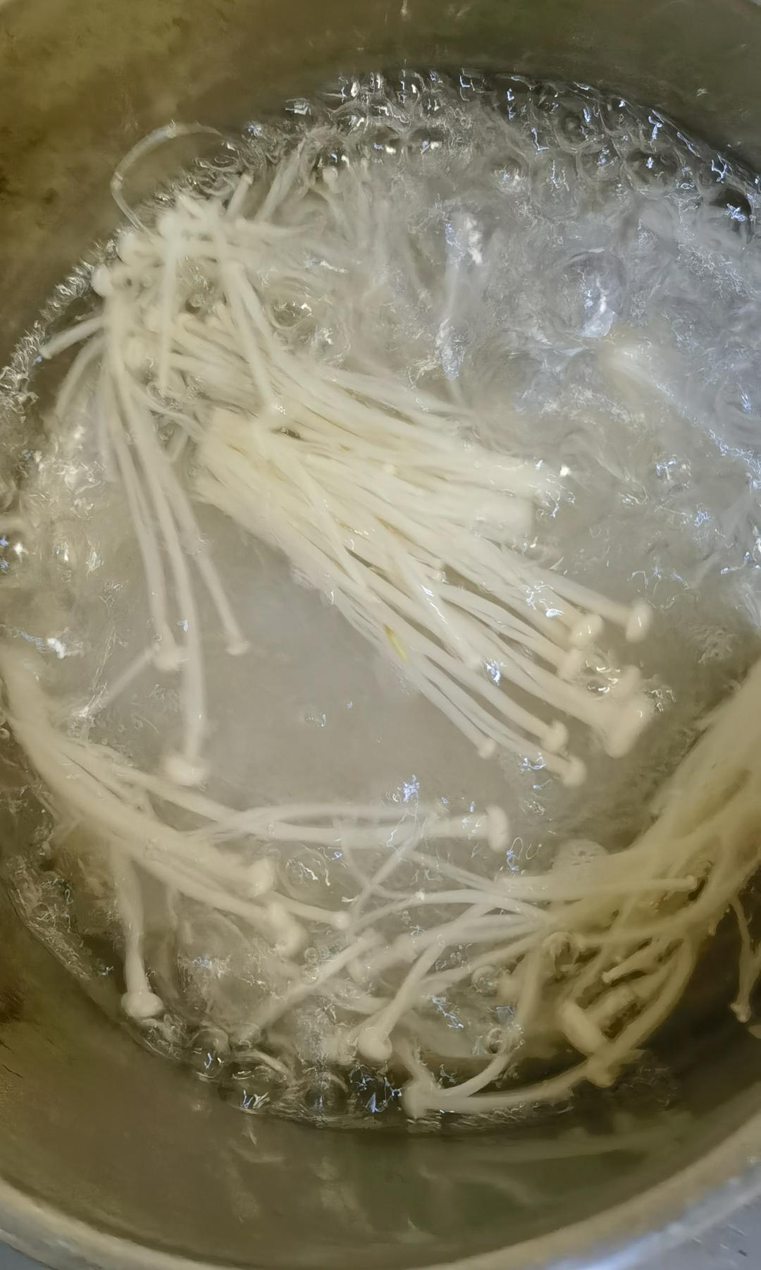 鲜番茄汤鸡翅根粉丝的做法 步骤2