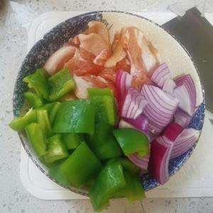 家常小炒肉(洋葱青椒五花肉)的做法 步骤2