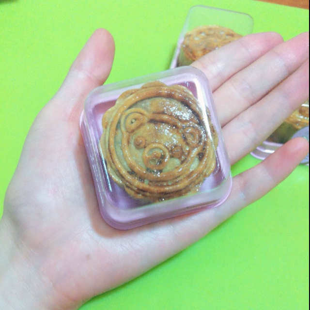 广式蛋黄莲蓉月饼