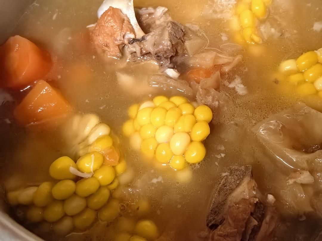 胡萝卜玉米骨头汤