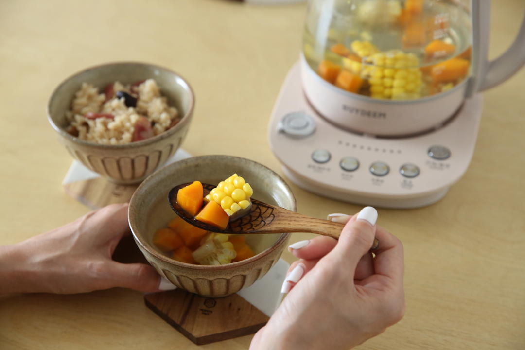 #北鼎养生壶食谱#【内炖外煮：腊味炖饭+胡萝卜玉米汤】的做法