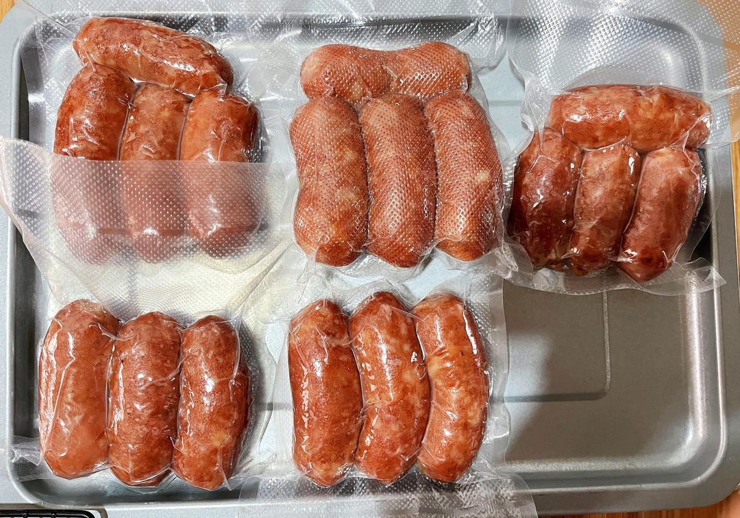 实验多次味道终于满意了～黑椒脆皮烤肠