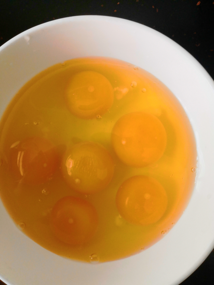 简易版韭菜炒鸡蛋（鸡蛋味道非常鲜嫩）的做法 步骤2
