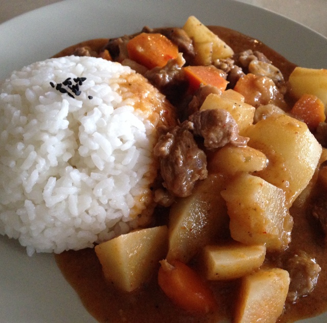 用铸铁锅来煮牛肉咖喱吧(ﾟ∀ﾟ)ｂ
