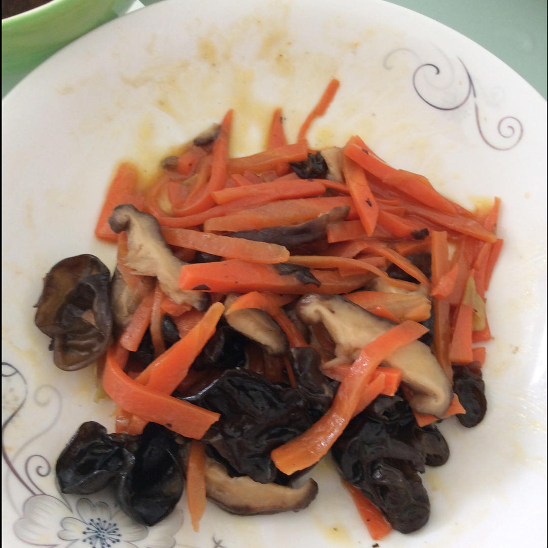 胡萝卜香菇炒木耳