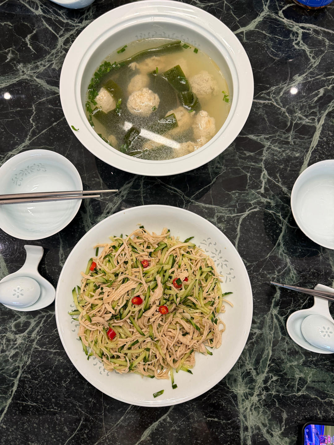 鸡丝拌黄瓜+海带豆腐肉丸汤